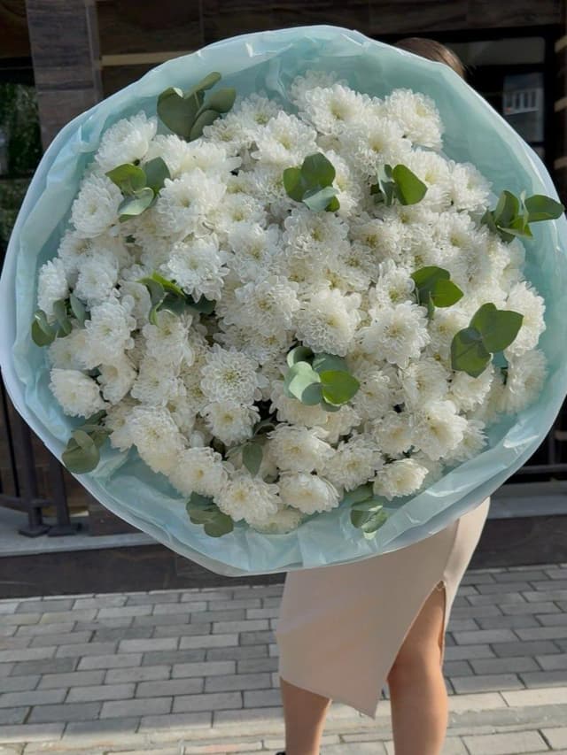 Белый букет хризантем