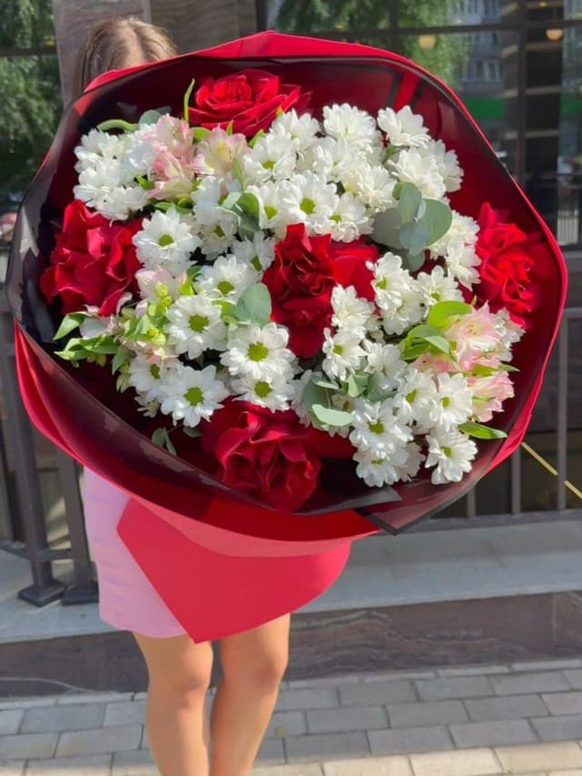 Букет роз, ромашек и альстромерий