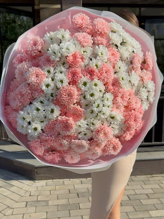 Большой букет с розовыми хризантемами