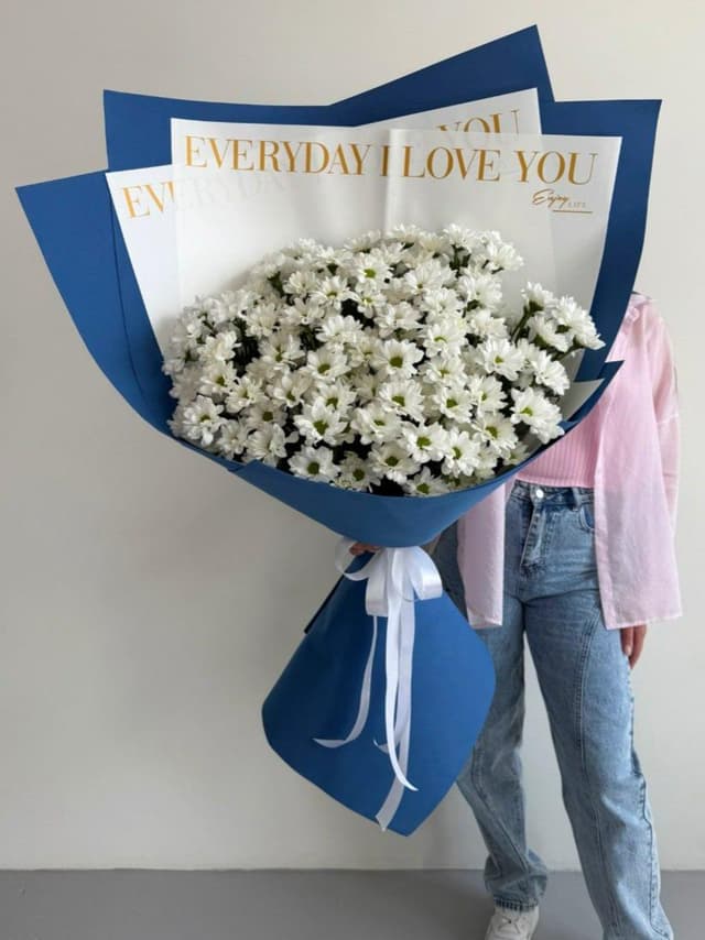 Букет белых хризантем-ромашек