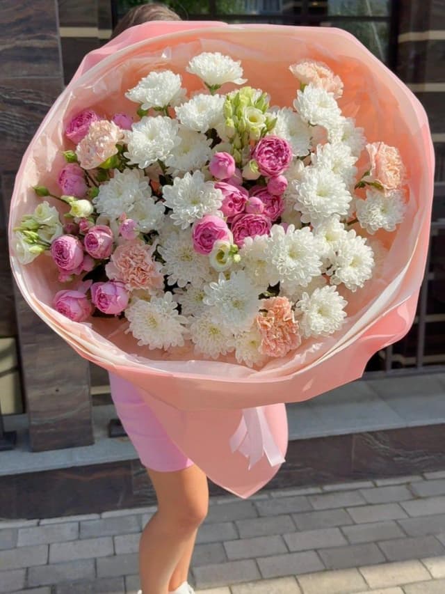 Розовый букет с розами, хризантемами, эустомами и диантусами