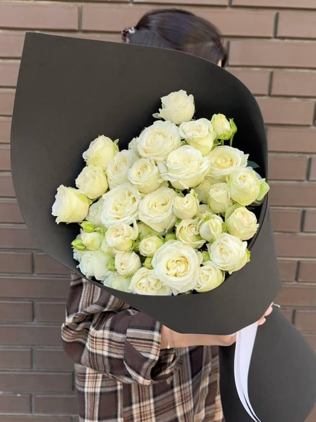 Букет белых кустовых роз