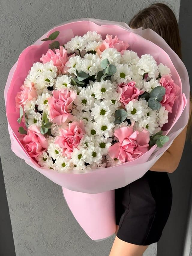 Розовый букет хризантем и роз