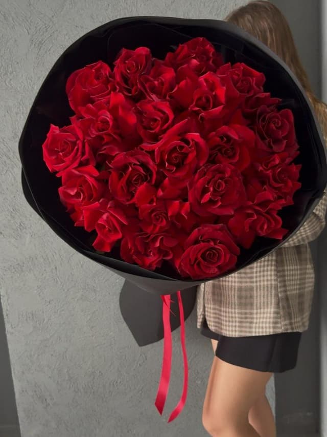 Большой букет красных ажурных роз