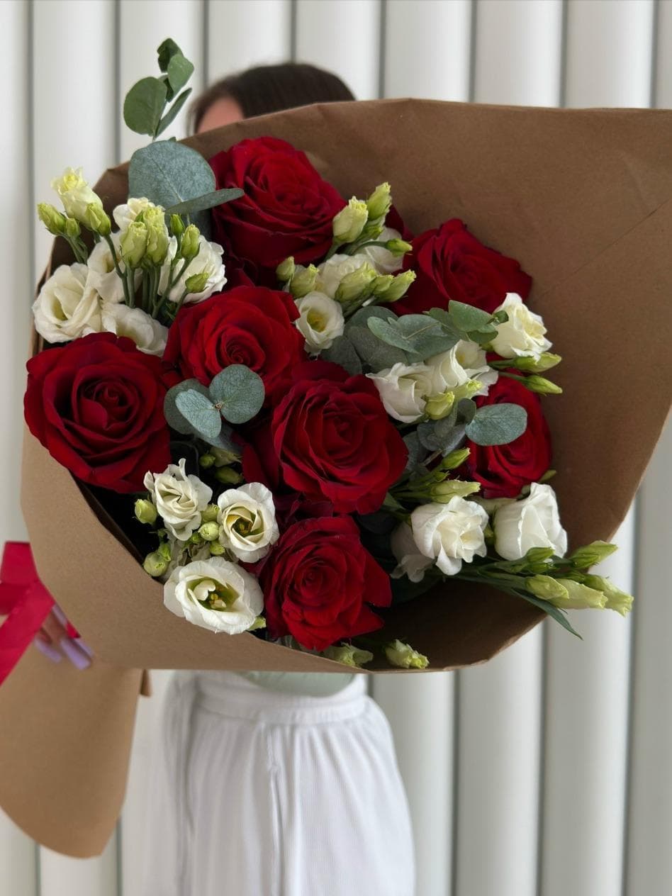 Букет роз и эустом