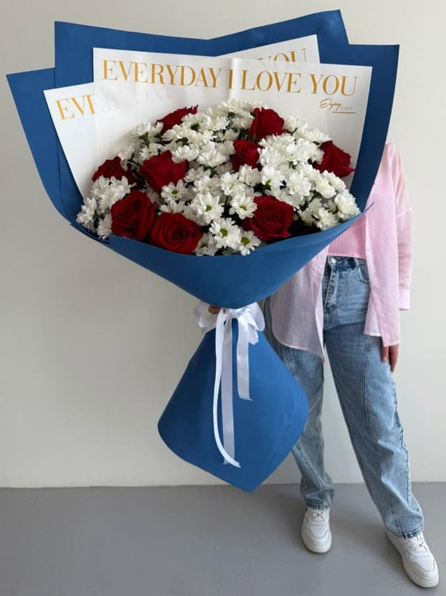 Букет с розами и ромашками