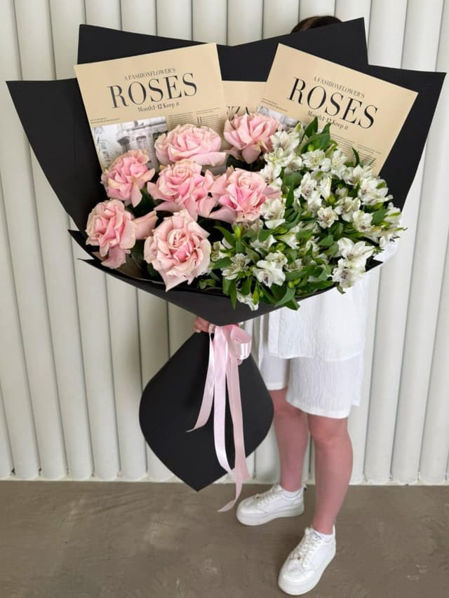 Букет розовых роз с альстромерией