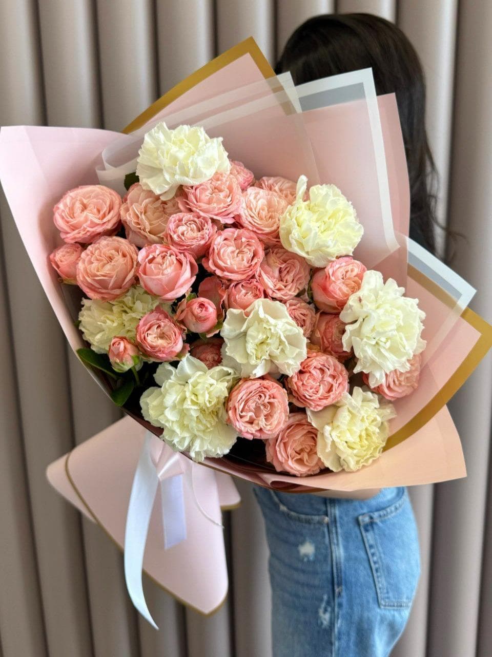 Букет роз и диантусов