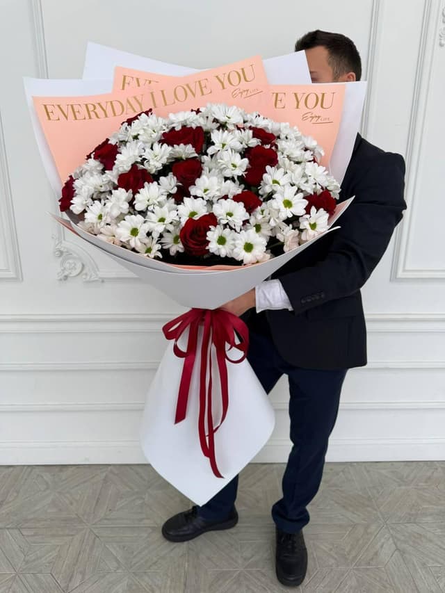 Букет с розами и ромашками