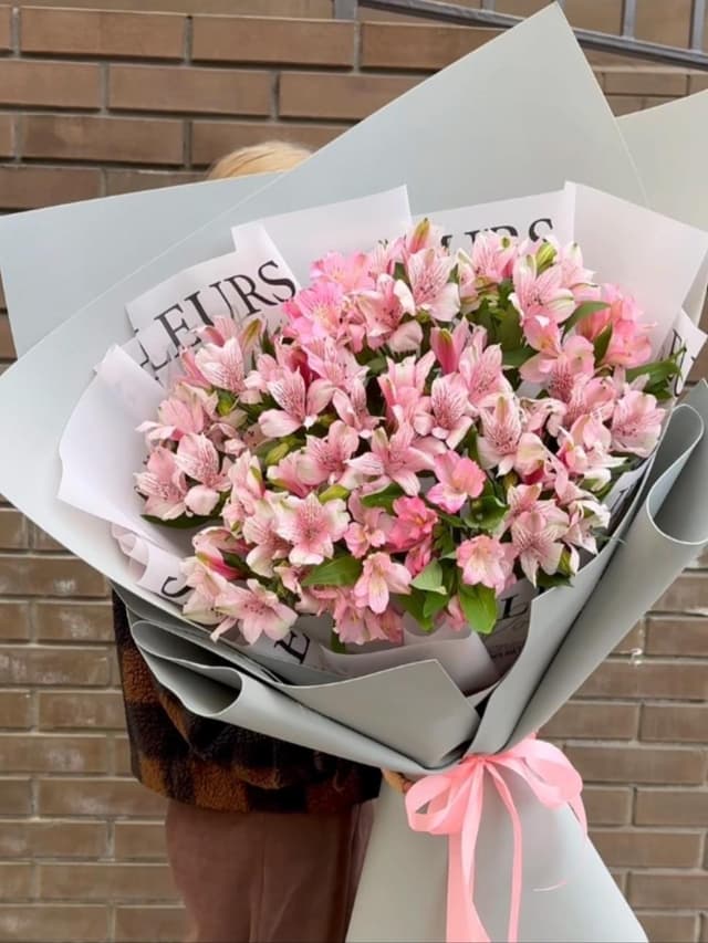 Букет из свежих альстромерий