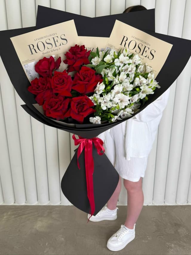 Букет из роз и альстромерий