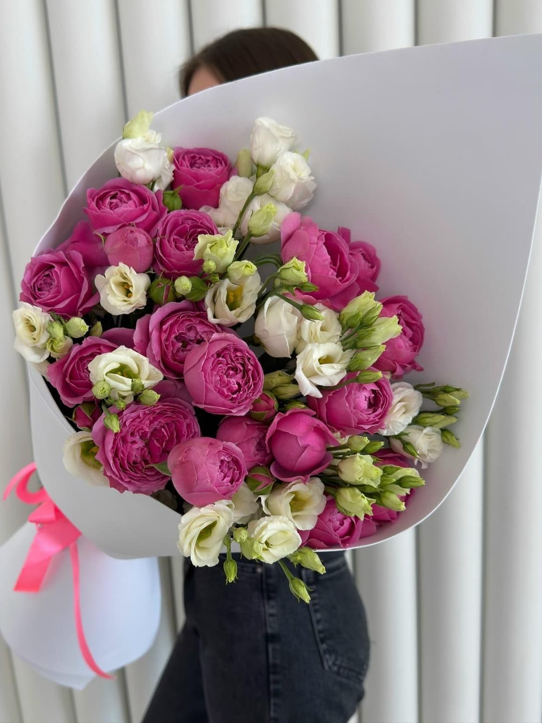 Букет кустовых роз и эустом