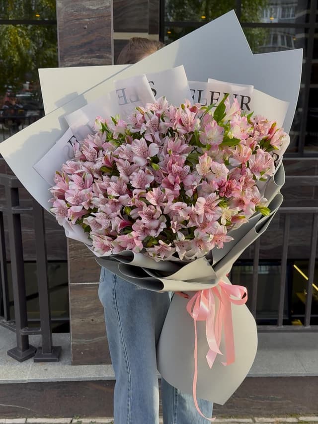 Букет из свежих альстромерий