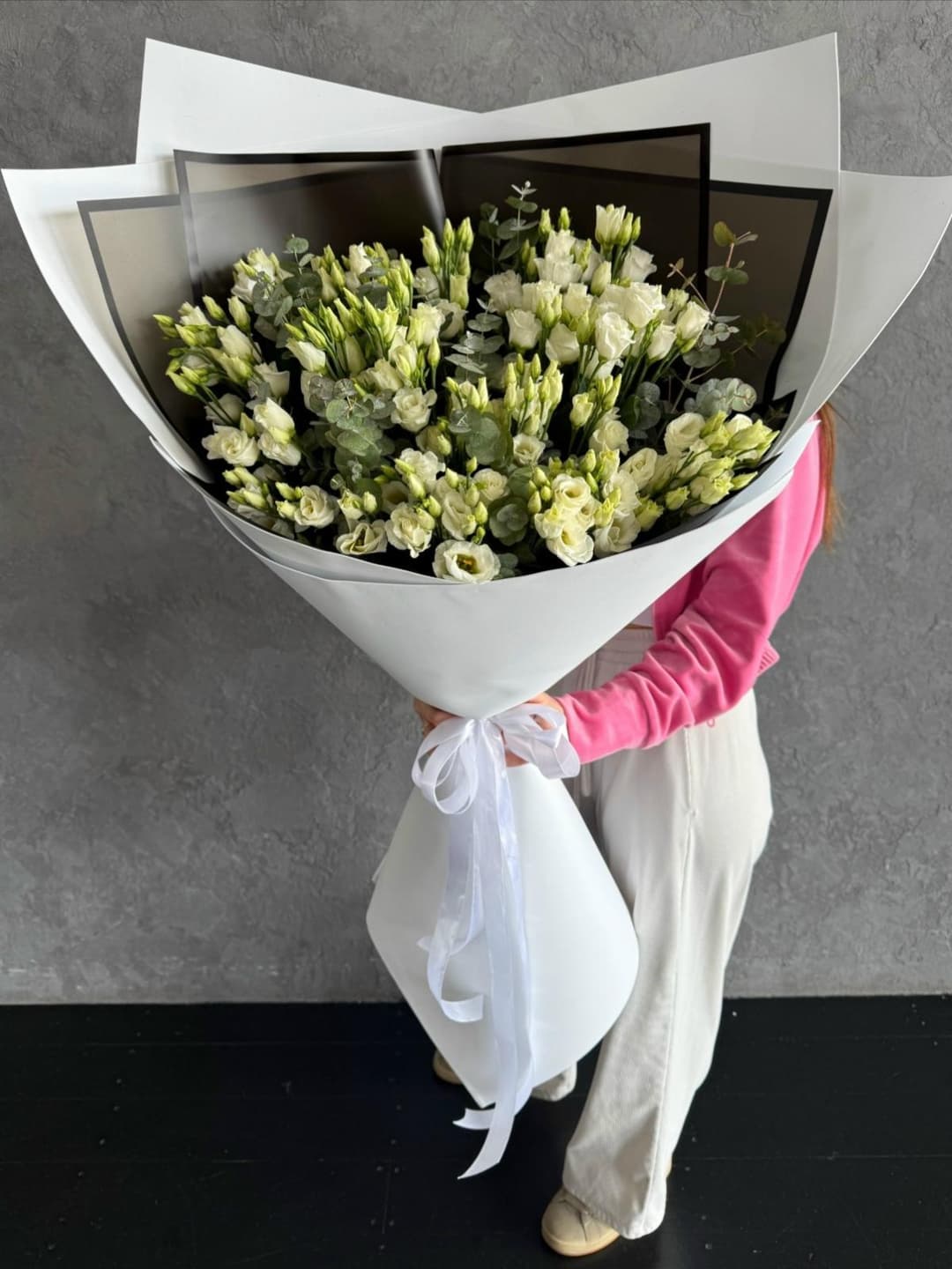 Букет из эустомы и эвкалипта