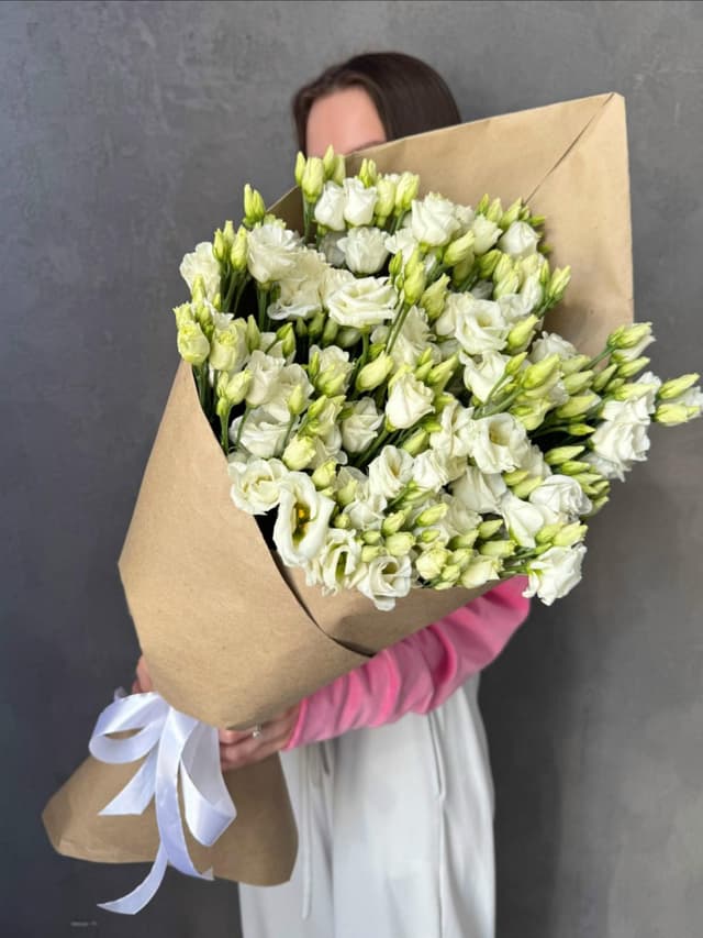 Белая эустома в крафте