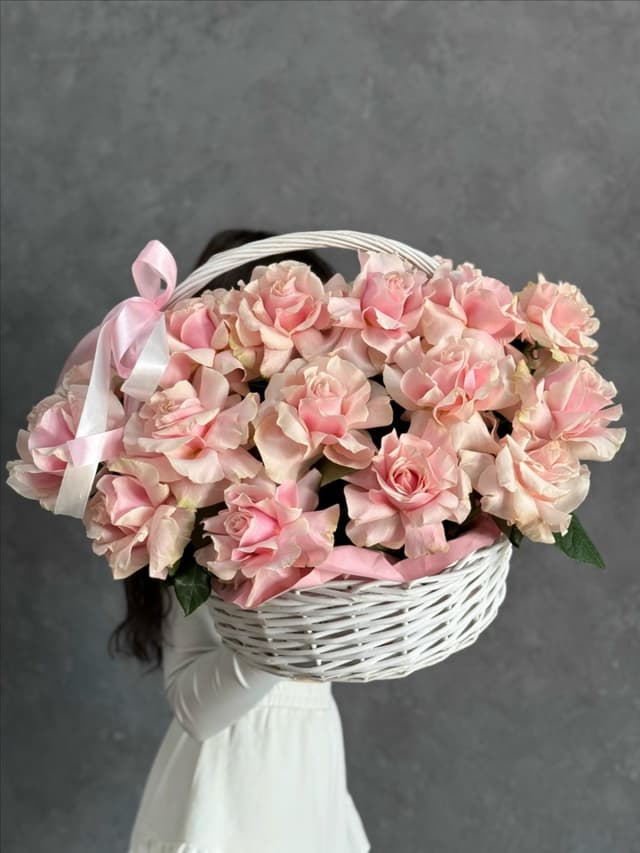 Корзина с вывернутыми розами