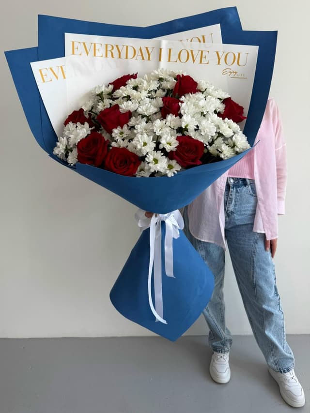 Букет с розами и ромашками