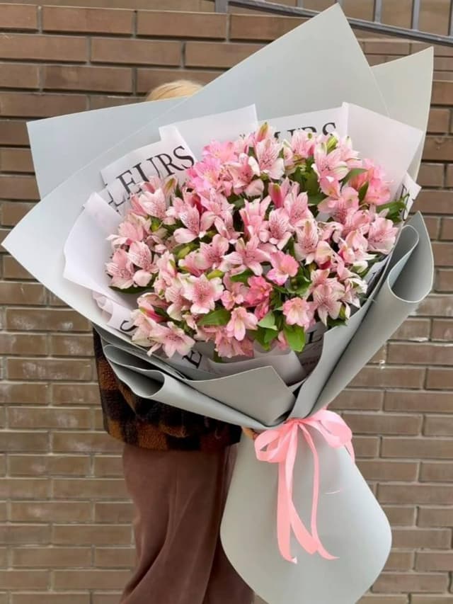 Букет из свежих альстромерий