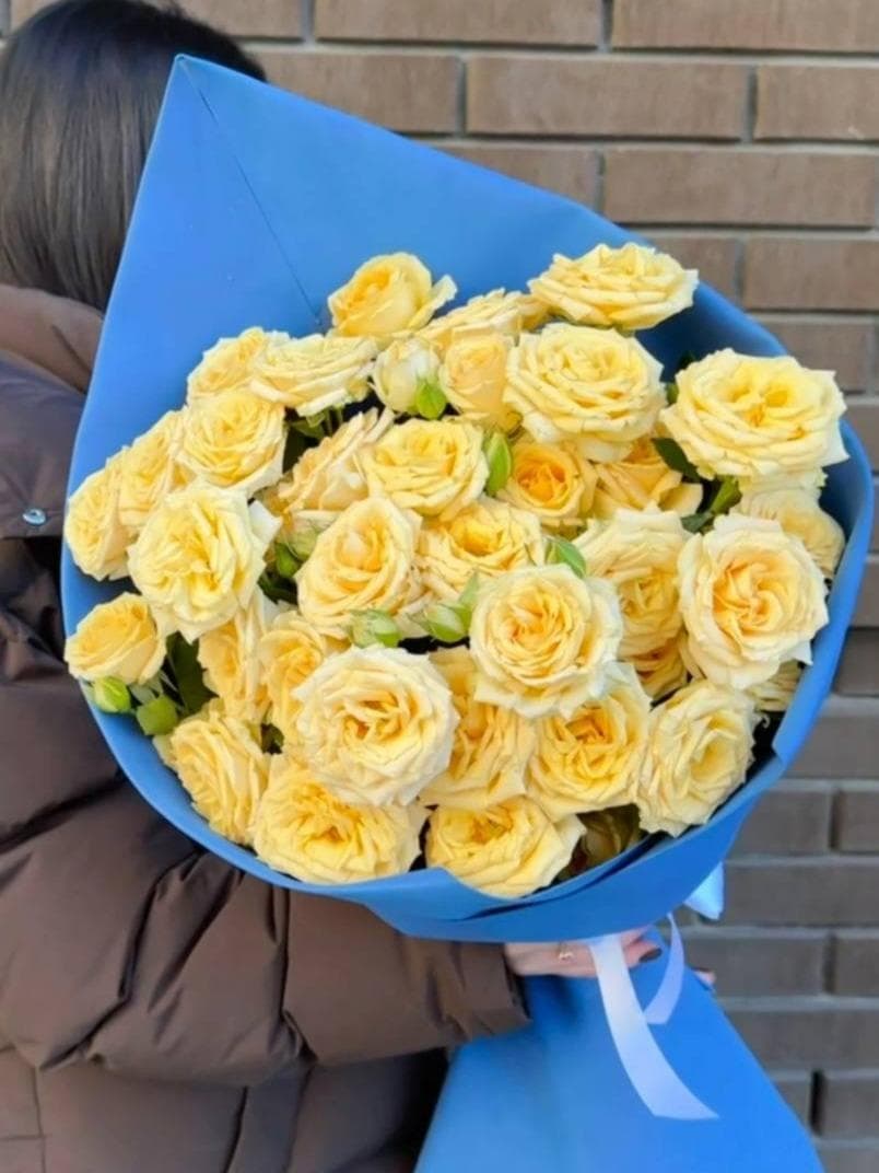 Букет кремовых кустовых роз