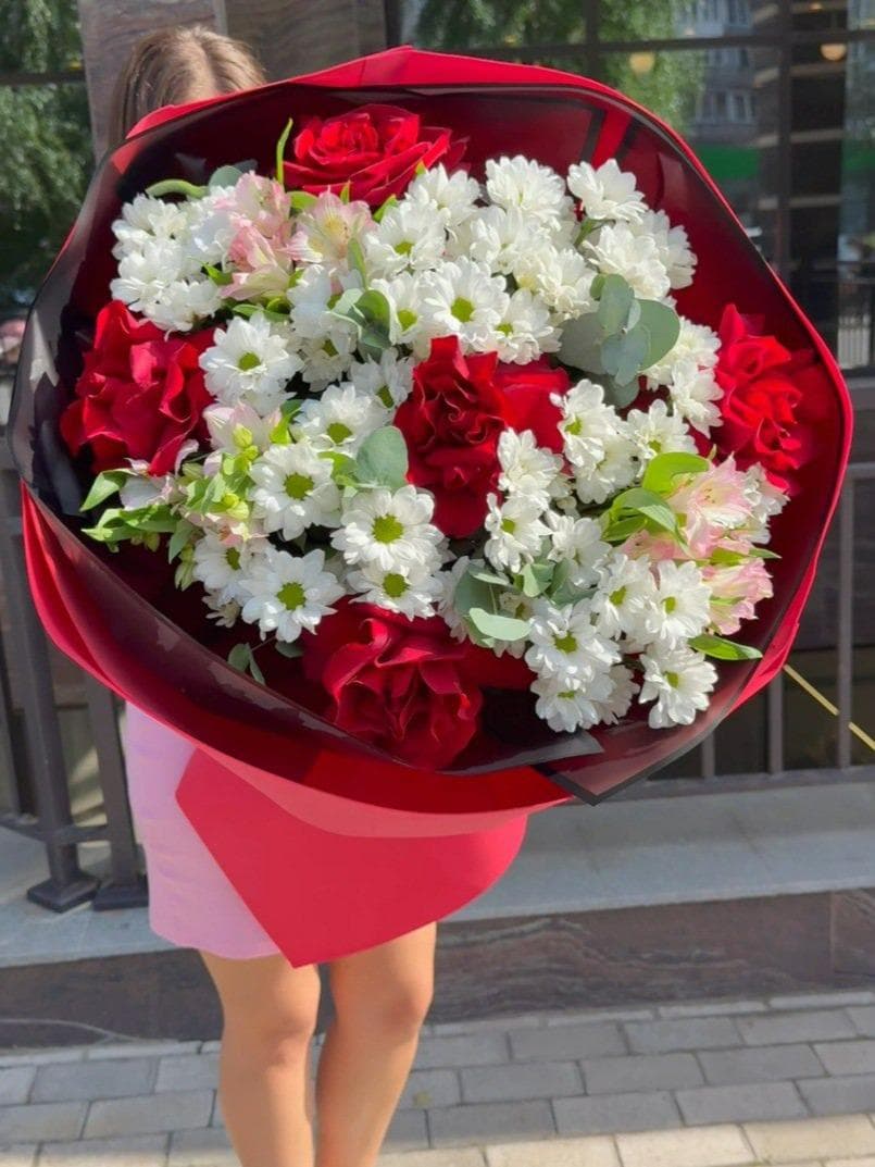 Букет роз, ромашек и альстромерий