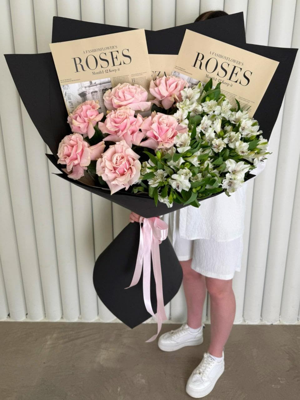Букет розовых роз с альстромерией