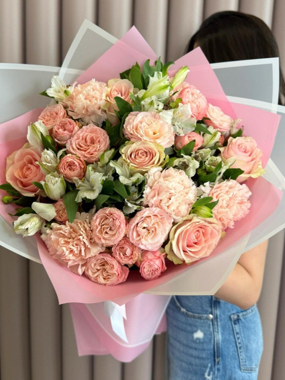 Букет роз, диантусов и альстромерий