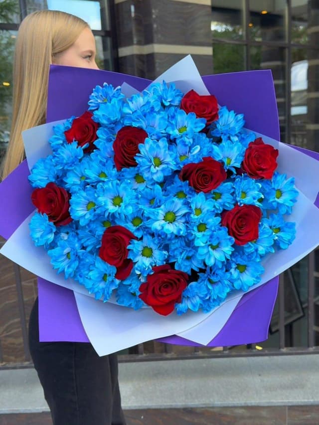 Яркий букет роз и хризантем Яркий букет роз и хризантем