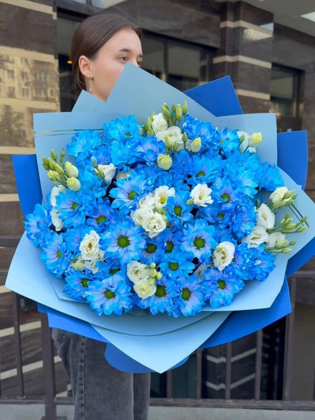 Букет синих хризантем и эустом Букет синих хризантем и эустом