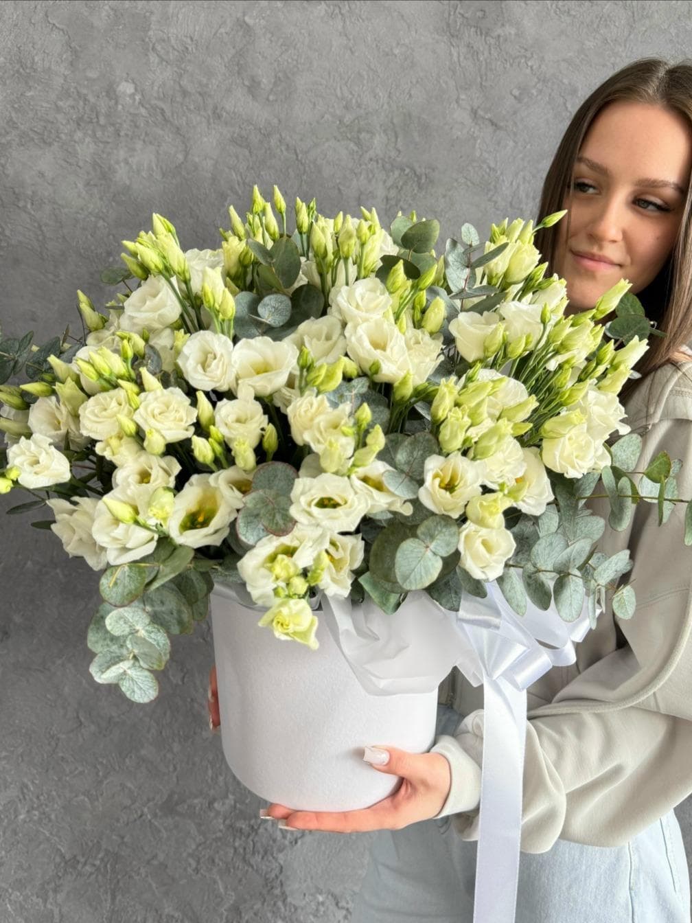 Коробка с белой эустомой и эвкалиптом