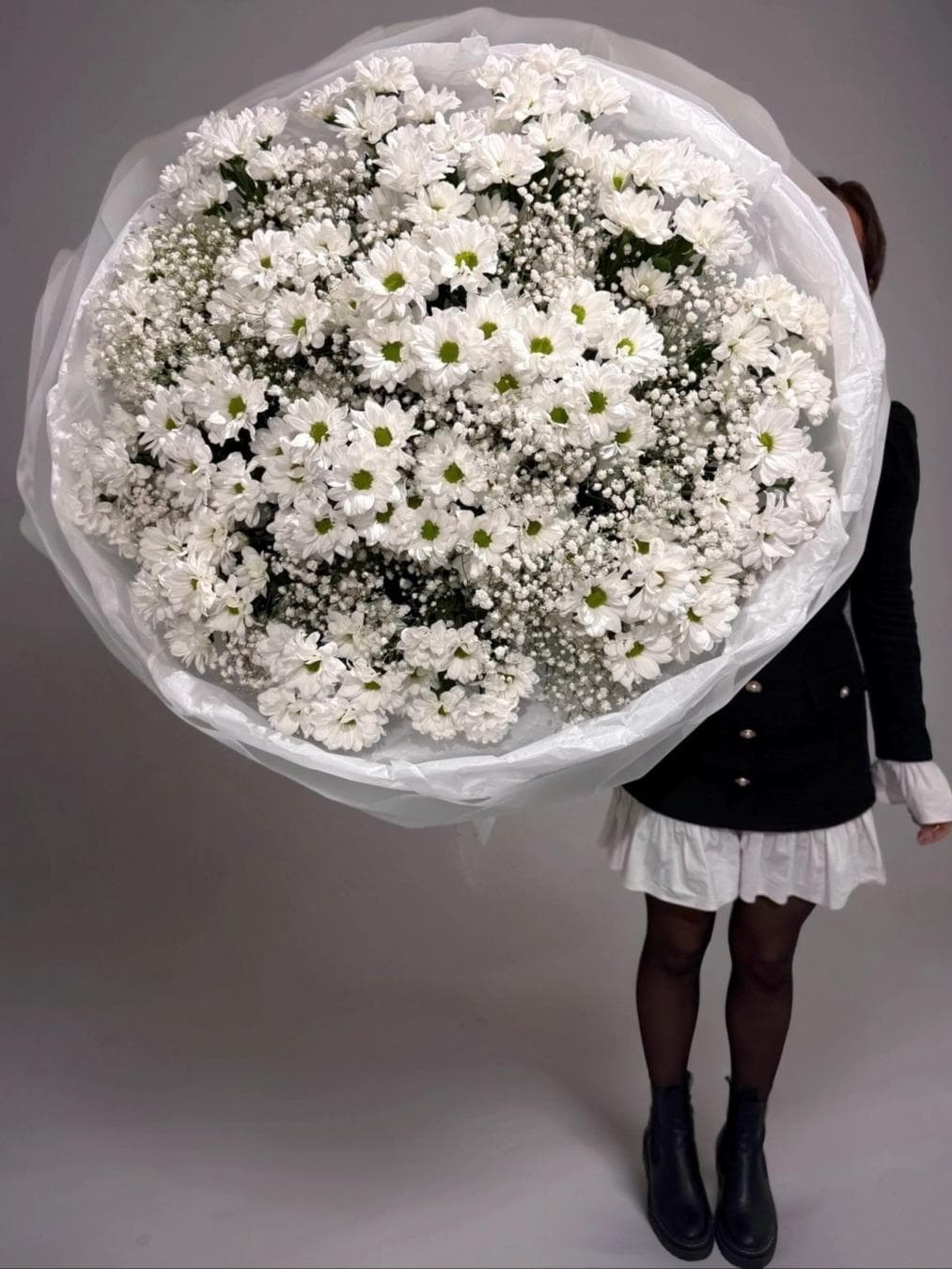 Огромный букет из ромашек и гипсофилы