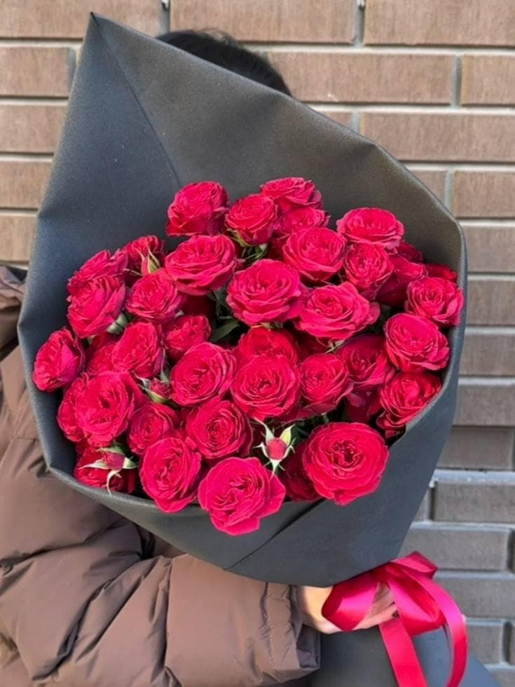 Букет красных кустовых роз