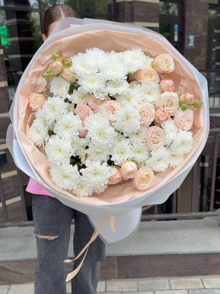 Нежный букет роз и хризантем