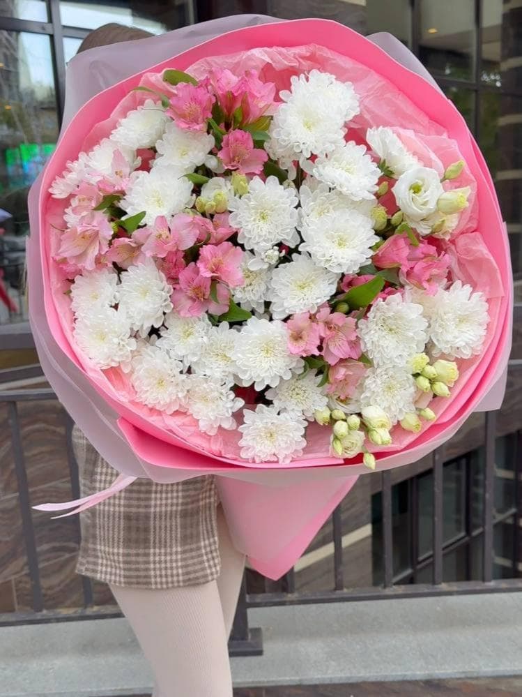 Букет хризантем, альстромерий и эустом